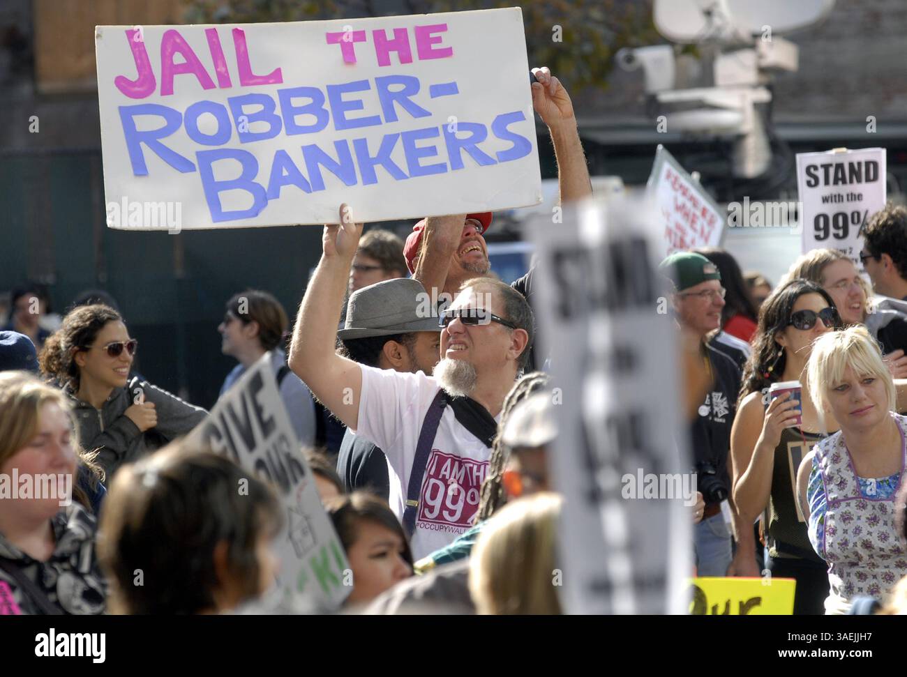2 novembre 2011 - Oakland, CALIFORNIA, Stati Uniti - i manifestanti sono scesi in strada durante la chiamata di Occupy Oakland per lo sciopero generale, mercoledì 2 novembre 2011 a Oakland, California. (Immagine di credito: © Karl Mondon/Contra Costa Times/MCT/ZUMAPRESS.com) Foto Stock