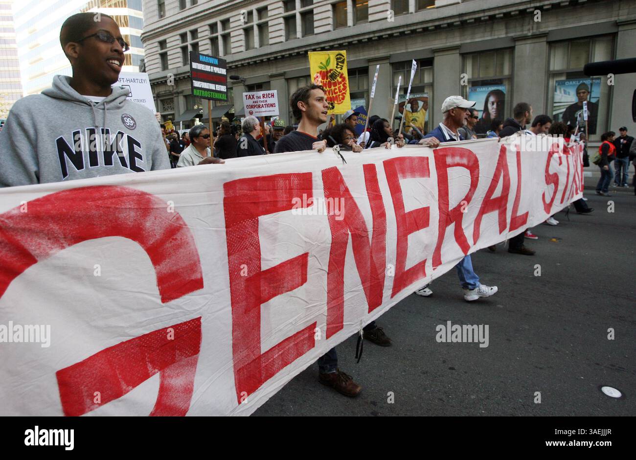 2 novembre 2011 - Oakland, CALIFORNIA, Stati Uniti - i manifestanti sono scesi in strada durante la chiamata di Occupy Oakland per lo sciopero generale, mercoledì 2 novembre 2011 a Oakland, California. (Immagine di credito: © Jane Tyska/Oakland Tribune/MCT/ZUMAPRESS.com) Foto Stock