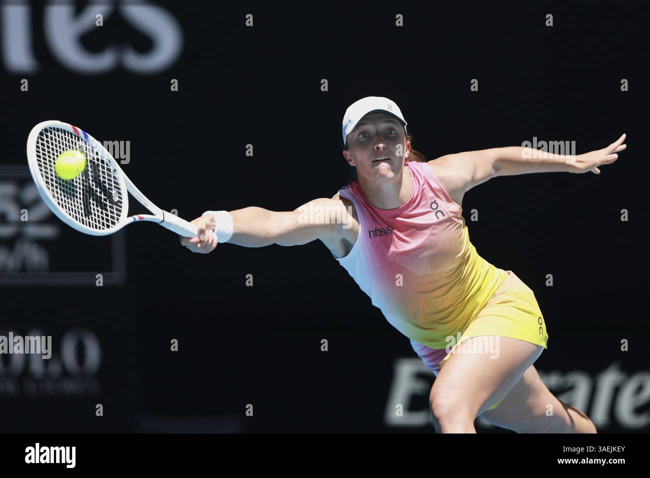 Il tennista polacco IgA Swiatek che gioca un tiro in fronte all'Australian Open 2025 Tournament, Melbourne Park, Melbourne, Victoria, Australia, oceano Foto Stock