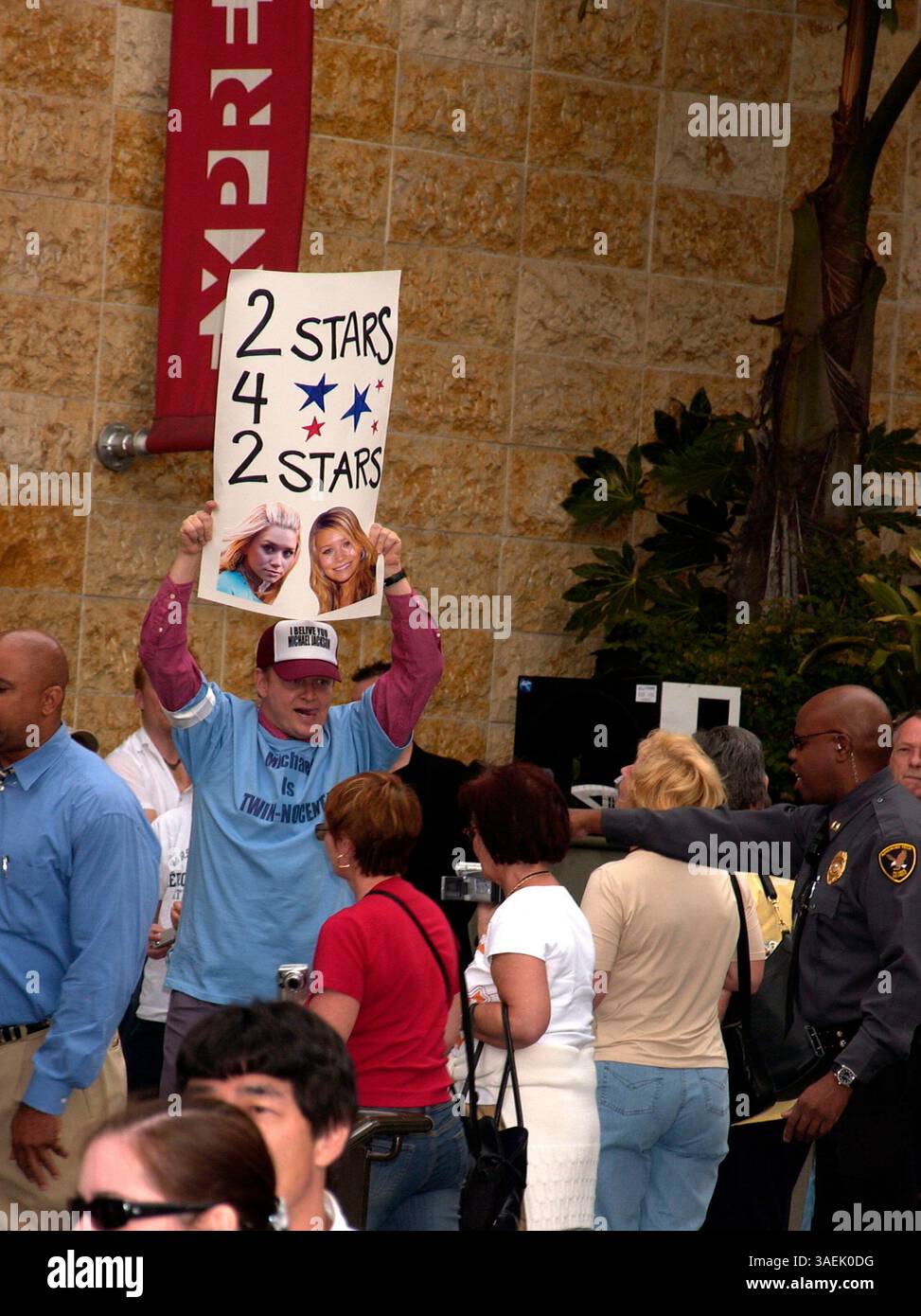 29 aprile 2004; Los Angeles, CA, Stati Uniti; ATMOSFERA alla 2.253° cerimonia della stella di Hollywood all'esterno del Kodak Theatre. . (Immagine di credito: Paul Fenton/ZUMAPRESS.com) Foto Stock