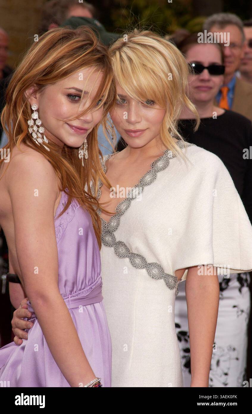 29 aprile 2004; Los Angeles, CA, Stati Uniti; MARY-KATE e ASHLEY OLSEN alla 2.253a cerimonia della stella di Hollywood fuori dal Kodak Theatre. . (Immagine di credito: Paul Fenton/ZUMAPRESS.com) Foto Stock