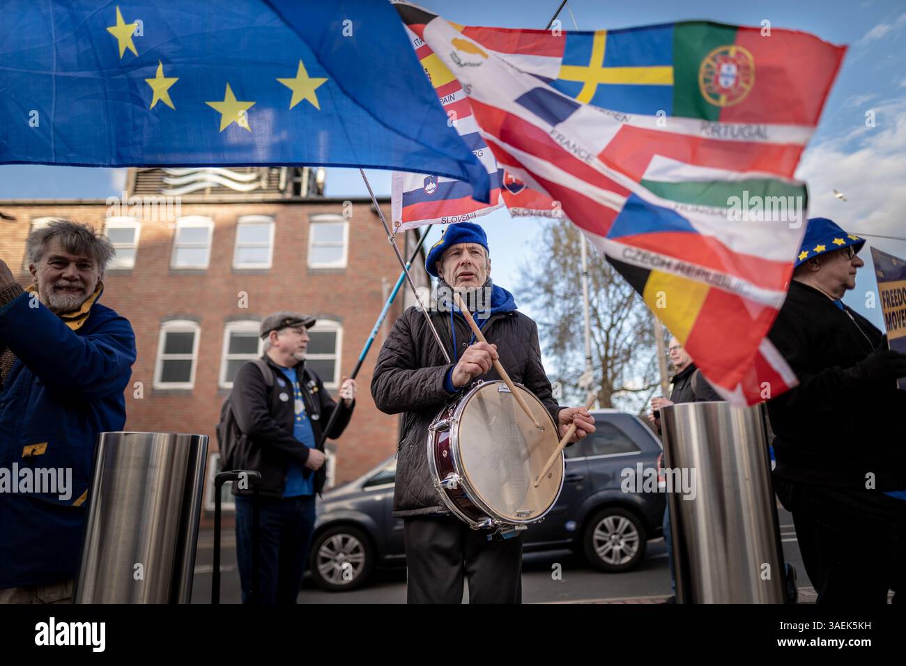I sostenitori pro-europei manifestano al di fuori del raduno di lancio della campagna Reform UK presso l'Utilita Arena di Birmingham, Foto Stock
