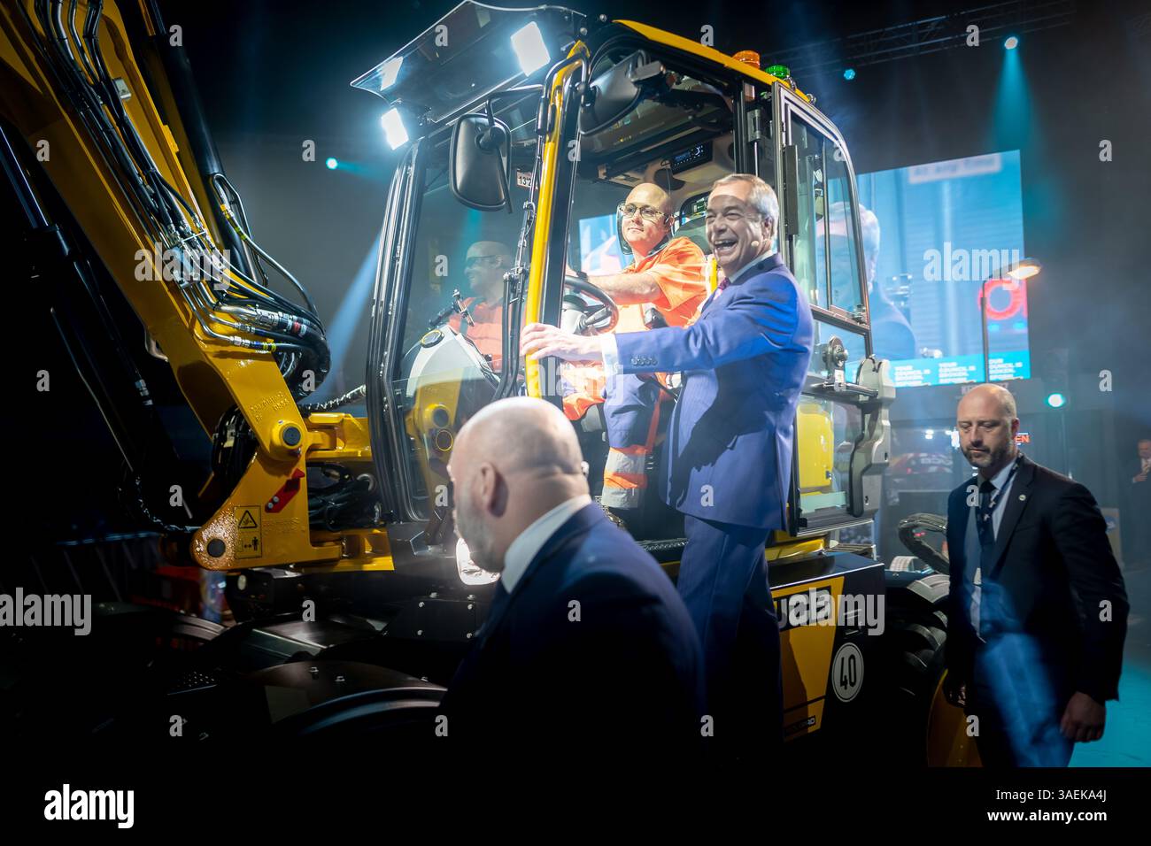 Nigel Farage, leader della riforma del Regno Unito, arriva tramite JCB per rivolgersi ai membri del partito. Birmingham Regno Unito. Foto Stock