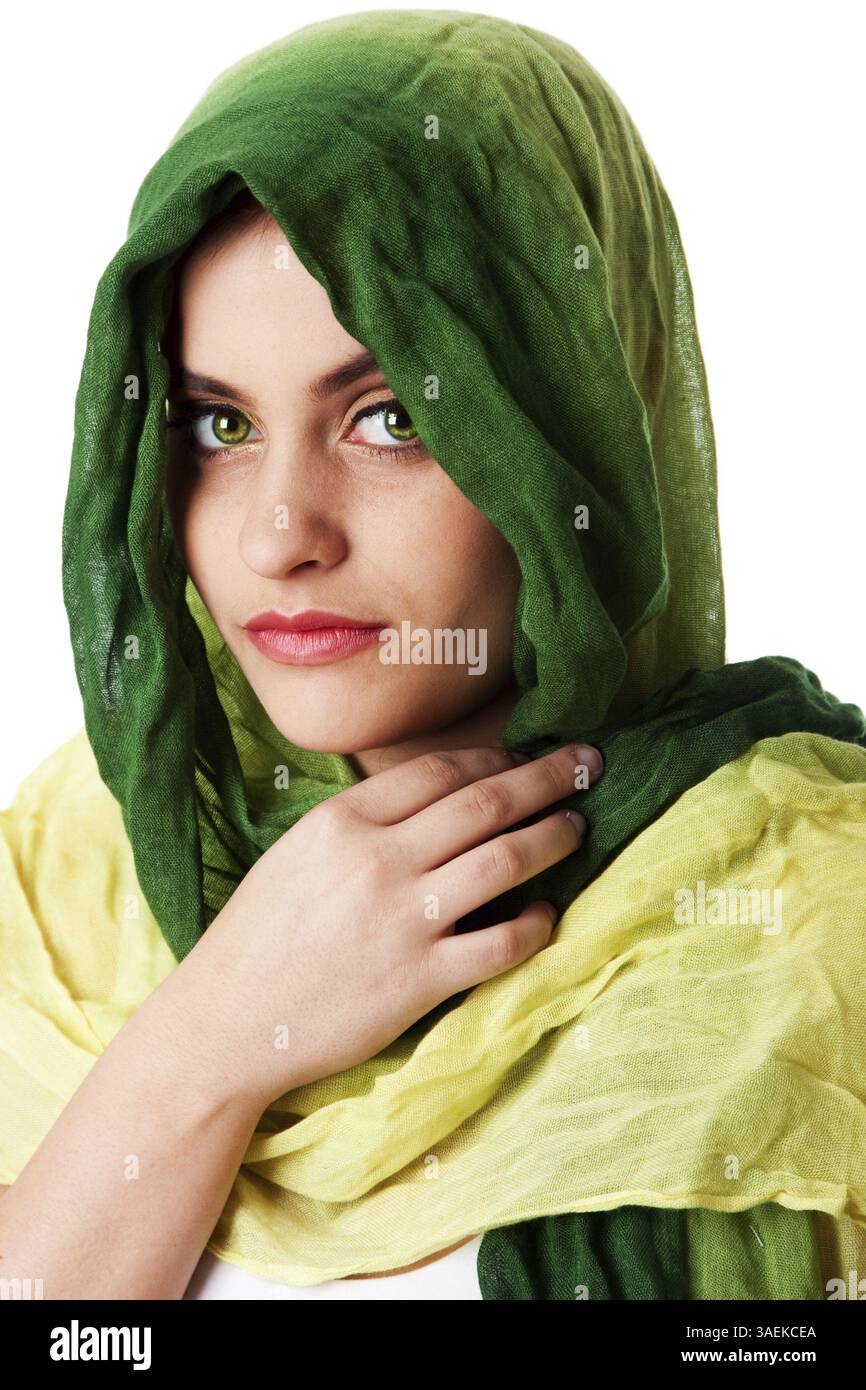 Ritratto di misteriosa bella Caucasian mediorientale faccia donna verde con occhi penetranti e moda verde sciarpa avvolta attorno alla testa, isolato Foto Stock