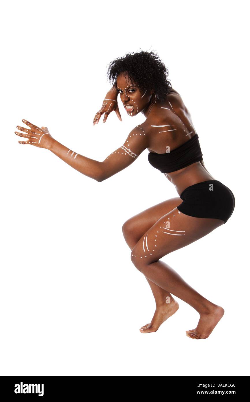 Bella guerriera africana indigena di moda tribale con punti e strisce bianche e espressione aggressiva, isolata, Atlanta, USA, Nord America Foto Stock
