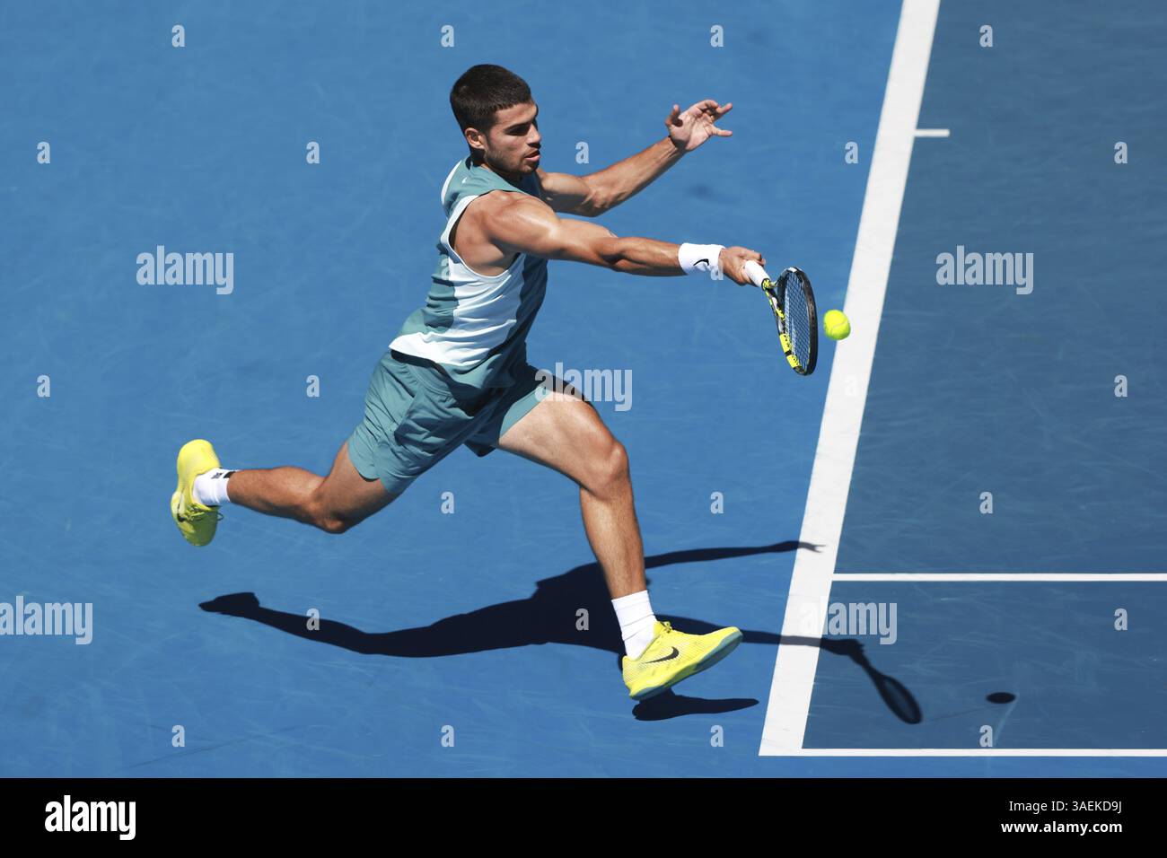 Il tennista spagnolo Carlos Alcaraz (ESP) gioca a tiro in fronte all'Australian Open 2025 Tournament, Melbourne Park, Melbourne, Victoria, Australi Foto Stock