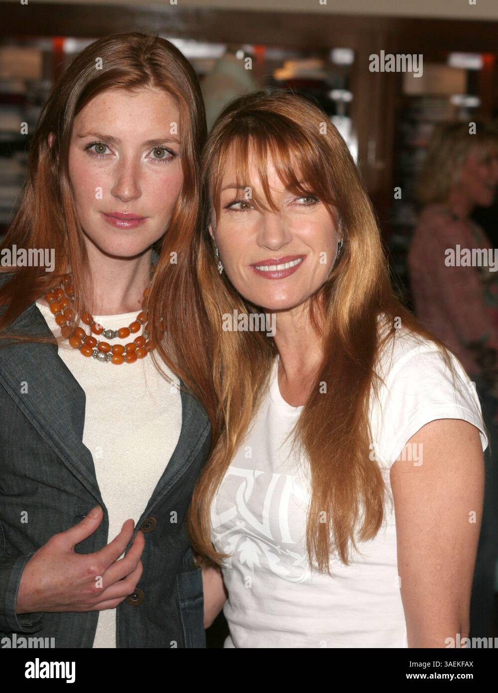25 marzo 2005; Los Angeles, CA, Stati Uniti; l'attrice JANE SEYMOUR e la figlia KATIE FLYNN al lancio dell'abbigliamento 'Conscious Commerce' a Saks Fifth Avenue, Beverly Hills. Ali Hewson e suo marito Bono hanno collaborato con lo stilista ROGAN GREGORY per creare EDUN, una linea di moda contemporanea per uomini e donne, prevista per un importante lancio a livello nazionale al 46 Saks Fifth Avenue Stores. (Immagine di credito: Paul Fenton/ZUMAPRESS.com) Foto Stock