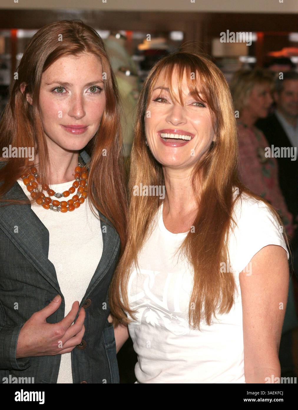 25 marzo 2005; Los Angeles, CA, Stati Uniti; l'attrice JANE SEYMOUR e la figlia KATIE FLYNN al lancio dell'abbigliamento 'Conscious Commerce' a Saks Fifth Avenue, Beverly Hills. Ali Hewson e suo marito Bono hanno collaborato con lo stilista ROGAN GREGORY per creare EDUN, una linea di moda contemporanea per uomini e donne, prevista per un importante lancio a livello nazionale al 46 Saks Fifth Avenue Stores. (Immagine di credito: Paul Fenton/ZUMAPRESS.com) Foto Stock