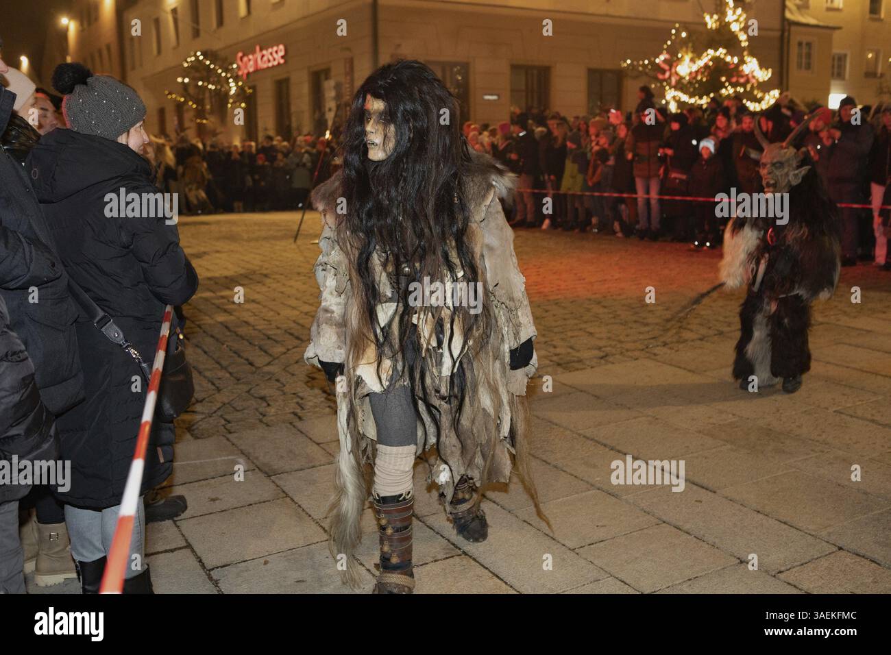 Labertaler Hoellenteufel due Perchten in piedi uno accanto all'altro guardando dalla parte anteriore sinistra Foto Stock