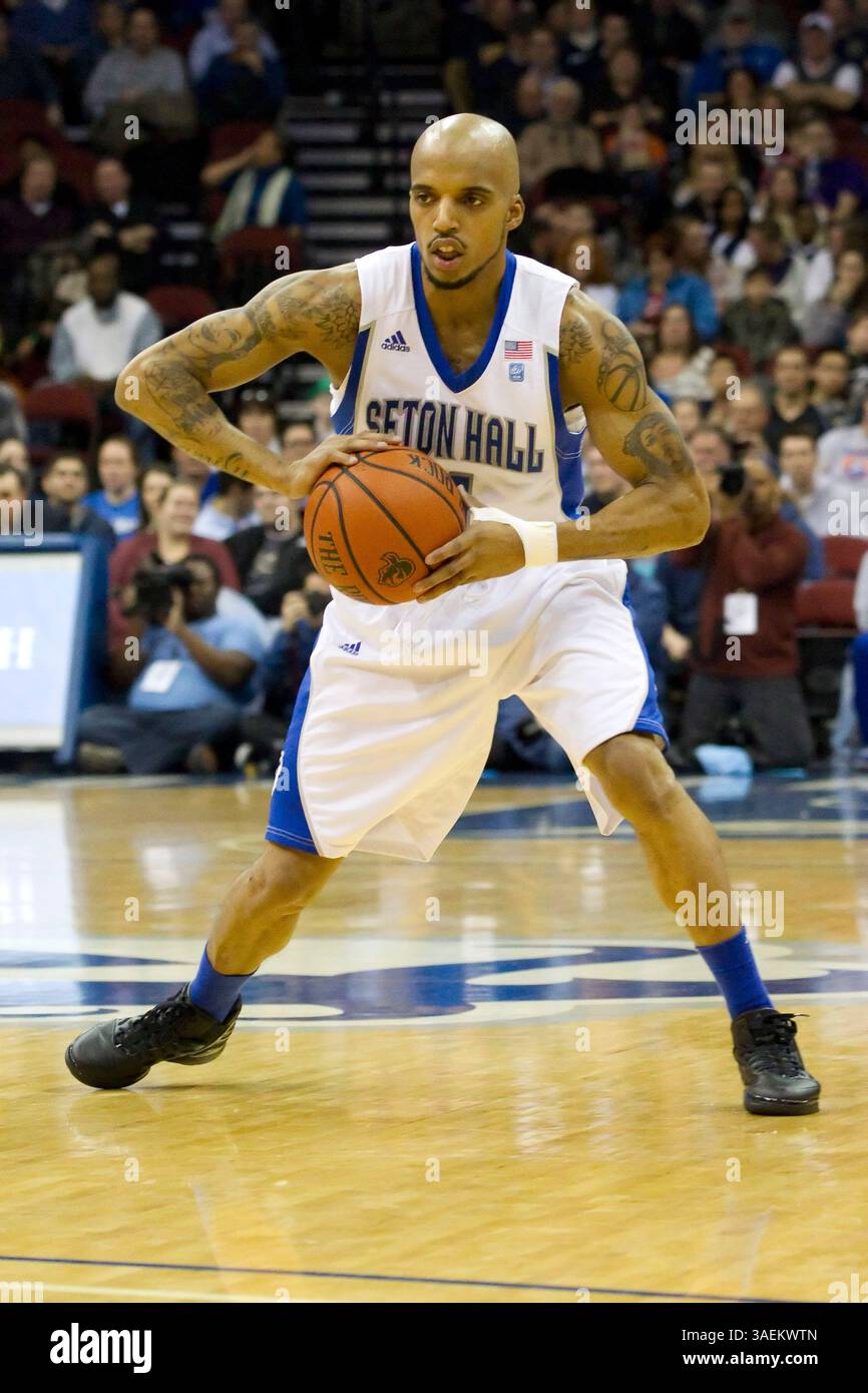 25 gennaio 2012: I Seton Hall Pirates guardano Jordan Theodore (1) in azione con la palla durante la partita di basket NCAA tra i Notre Dame Fighting Irish e i Seton Hall Pirates al Prudential Center di Newark, New Jersey. Notre Dame batte Seton Hall, 55-42.(immagine di credito: © Chris Szagola/Cal Sport Media/ZUMAPRESS.com) Foto Stock