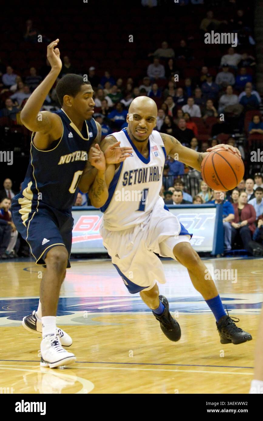 25 gennaio 2012: Seton Hall Pirates guardia Jordan Theodore (1) in azione con la palla come Notre Dame combattendo la guardia irlandese Eric Atkins (0) lo sta sorvegliando durante la partita di basket NCAA tra i Notre Dame Fighting Irish e i Seton Hall Pirates al Prudential Center di Newark, New Jersey. Notre Dame batte Seton Hall, 55-42.(immagine di credito: © Chris Szagola/Cal Sport Media/ZUMAPRESS.com) Foto Stock
