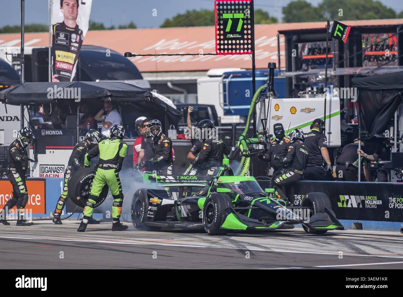 ROMAIN GROSJEAN (77) (SWE) di Ginevra, Svizzera, scende lungo la pit Road per il servizio durante l'Hy-Vee Milwaukee Mile 250 al Milwaukee Mile in West Foto Stock