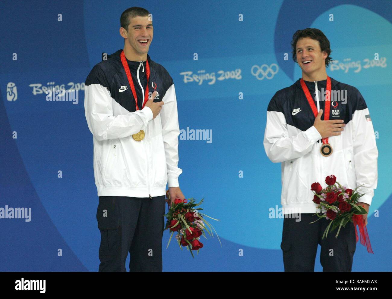 10 agosto 2008 - Pechino, Cina - i membri della squadra USA Swim MICHAEL PHELPS e RYAN LOCHTE sorridono dopo aver giocato l'inno nazionale degli Stati Uniti. Phelps ha vinto la sua prima medaglia d'oro e Lochte ha vinto il bronzo durante il medley individuale maschile di 400 m al National Aquatics Center noto anche come The Water Cube di Pechino, Cina domenica 10 agosto 2008 (Credit Image: Detroit Free Press/ZUMAPRESS.com) Foto Stock