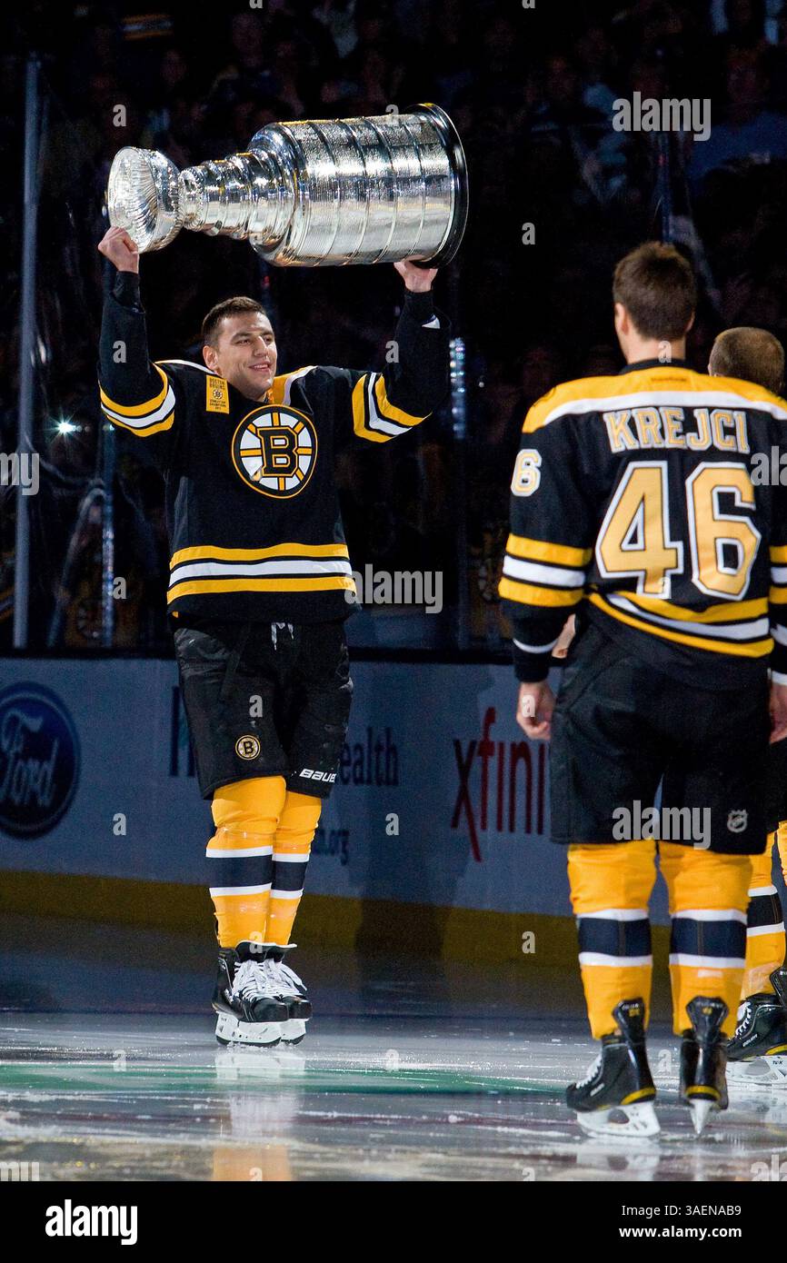 6 ottobre 2011 - Boston, Massachusetts, Stati Uniti - Boston Bruins ha lasciato l'ala MILANO LUCIC (17) con la Stanley Cup durante la cerimonia di innalzamento dello striscione al TD Garden. (Immagine di credito: © Anthony Nesmith/Cal Sport Media/ZUMAPRESS.com) Foto Stock