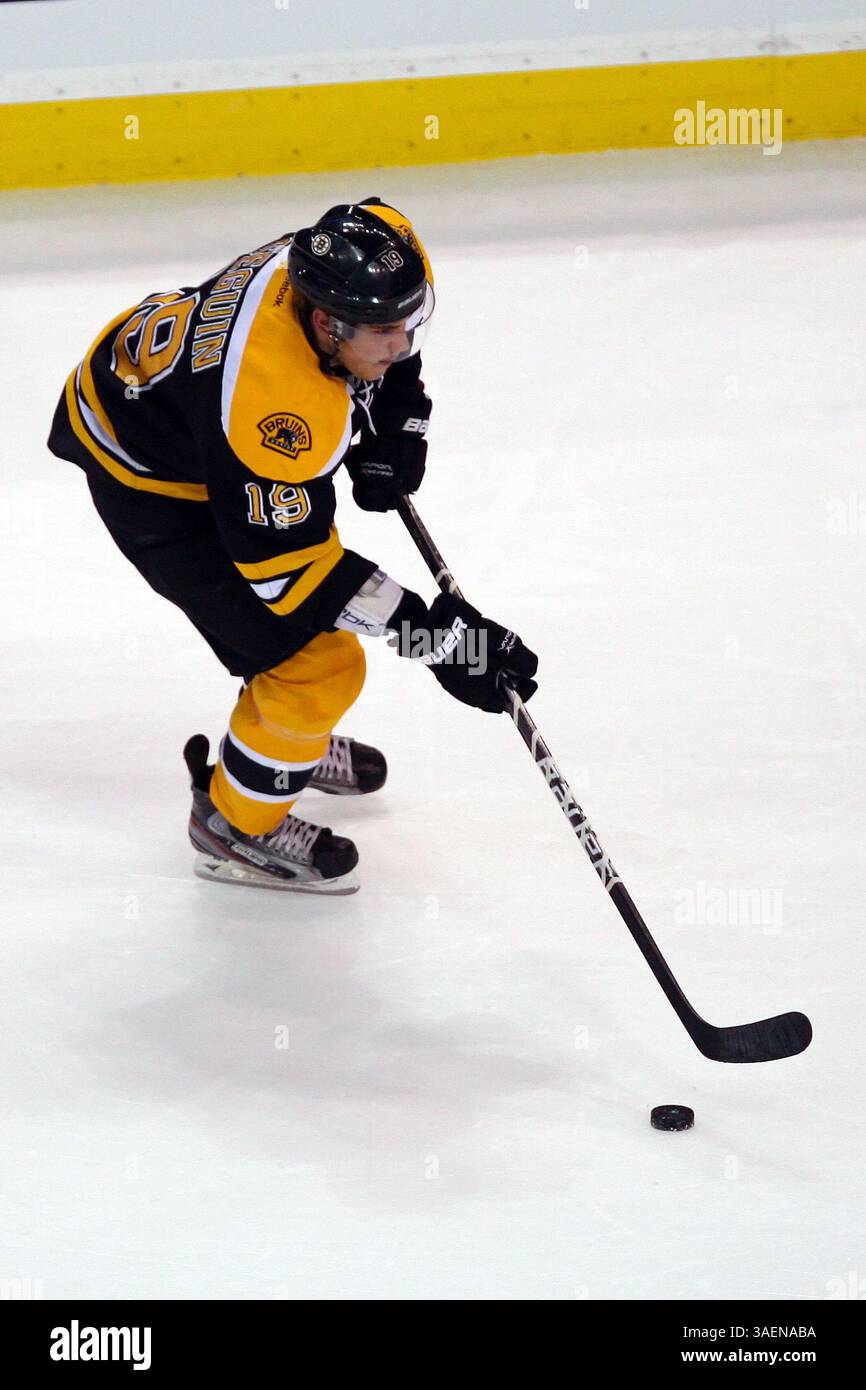 6 ottobre 2011 - Boston, Massachusetts, Stati Uniti - Boston Bruins Center TYLER SEGUIN (19) in azione al TD Garden. (Immagine di credito: © Anthony Nesmith/Cal Sport Media/ZUMAPRESS.com) Foto Stock