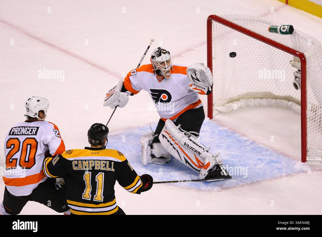 6 ottobre 2011 - Boston, Massachusetts, Stati Uniti - il difensore dei Philadelphia Flyers CHRIS PRONGER (20) e il centro dei Boston Bruins GREGORY CAMPBELL (11) guardano come il portiere dei Philadelphia Flyers ILYA BRYZGALOV (30) fa un salvataggio al TD Garden. (Immagine di credito: © Anthony Nesmith/Cal Sport Media/ZUMAPRESS.com) Foto Stock