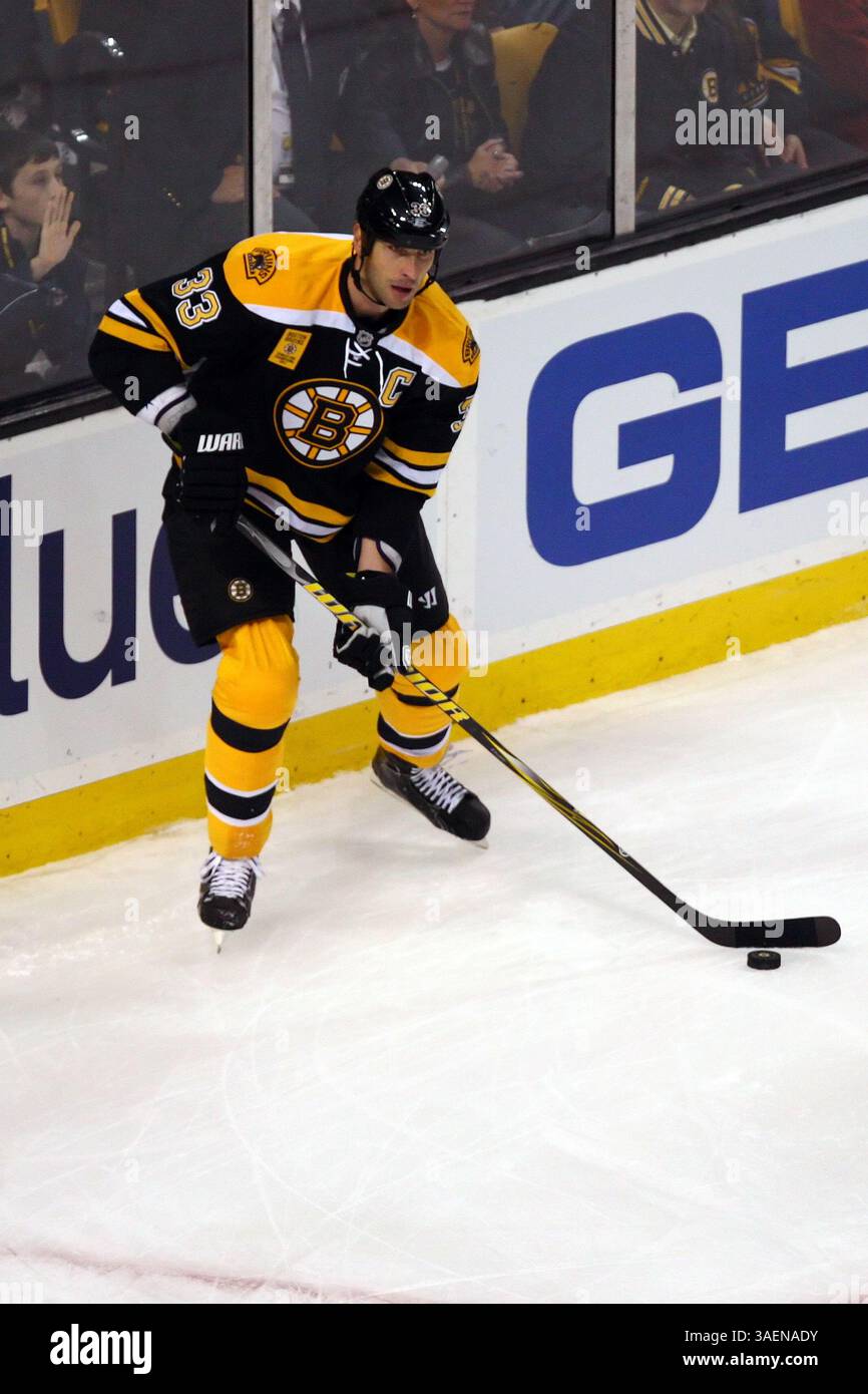 6 ottobre 2011 - Boston, Massachusetts, Stati Uniti - il difensore dei Boston Bruins ZDENO CHARA (33) passa all'ala durante la partita della NHL tra Boston Bruins e Philadelphia Flyers al TD Garden. (Immagine di credito: © Anthony Nesmith/Cal Sport Media/ZUMAPRESS.com) Foto Stock