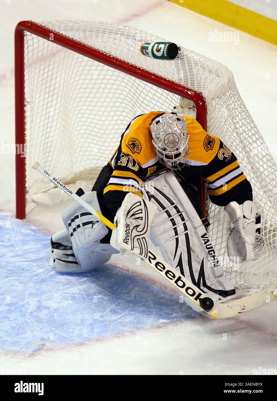 6 ottobre 2011 - Boston, Massachusetts, Stati Uniti - il portiere dei Boston Bruins TIM THOMAS (30) salva la partita della NHL tra i Boston Bruins e i Philadelphia Flyers al TD Garden. (Immagine di credito: © Anthony Nesmith/Cal Sport Media/ZUMAPRESS.com) Foto Stock
