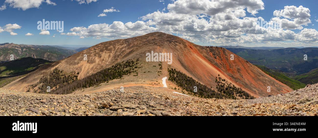 Panorama della splendida Red Mountain (823 m) nella catena montuosa di San Juan, fuori Lake City Colorado. Foto Stock