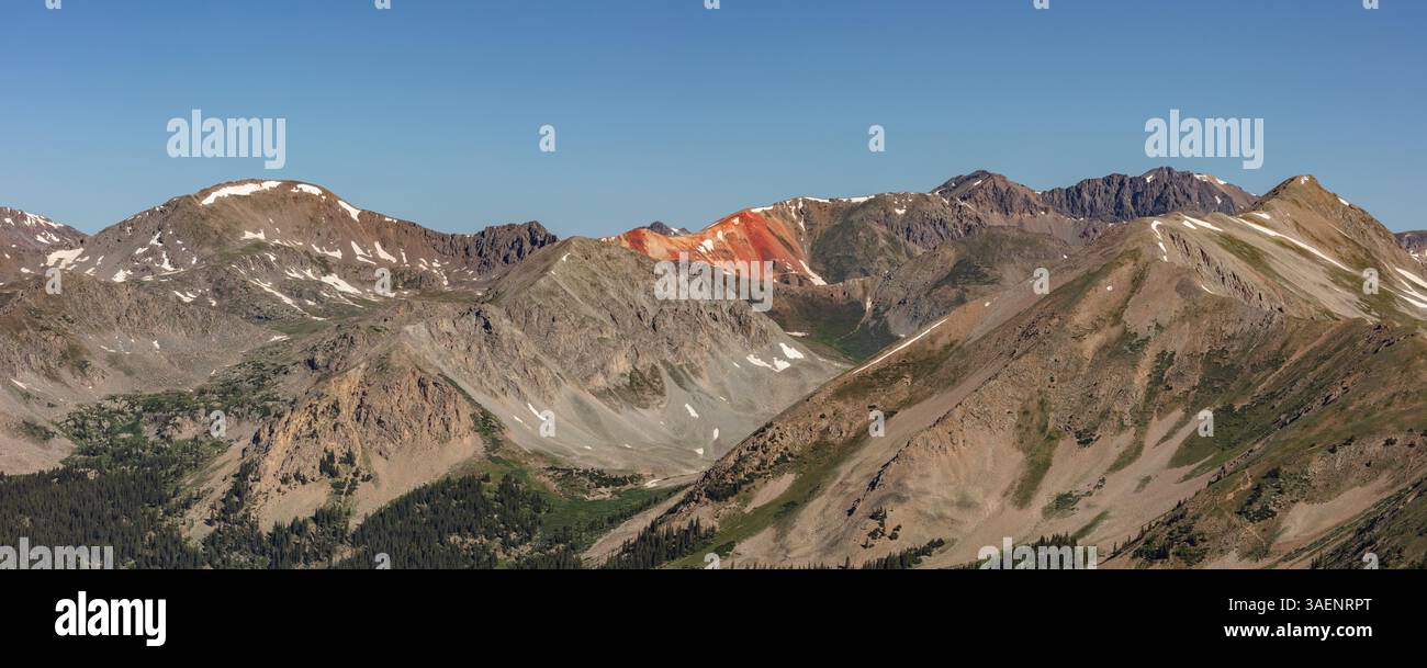 Red Mountain (13.481') si distingue tra la folla dei vicini di montagna della catena Sawatch del Colorado. Foto Stock