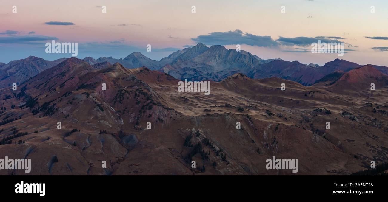 Dominando lo skyline da L/R Siberia Peak (13,425'), Capitol Peak (14,138'), Snowmass Mountain (14,105') e Haggerman Peak (13,848'). Foto Stock