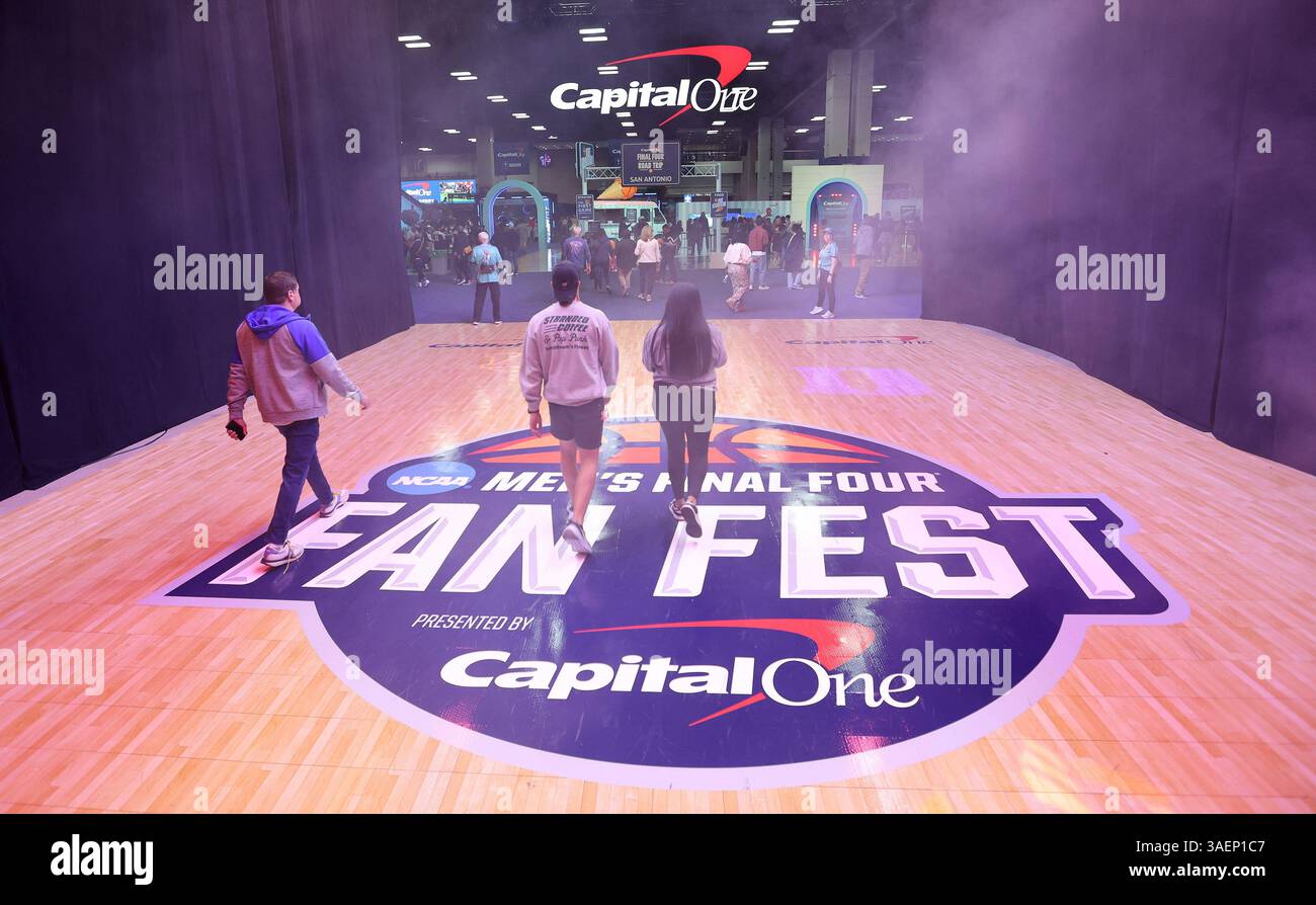 San Antonio, Stati Uniti. 6 aprile 2025. I tifosi partecipano all'evento fan Fest per la prossima partita del campionato nazionale tra i Florida Gators e gli Houston Cougars nel torneo di pallacanestro maschile NCAA all'Alamodome di San Antonio, Texas, domenica 6 aprile 2025. Foto di Aaron Josefczyk/UPI credito: UPI/Alamy Live News Foto Stock