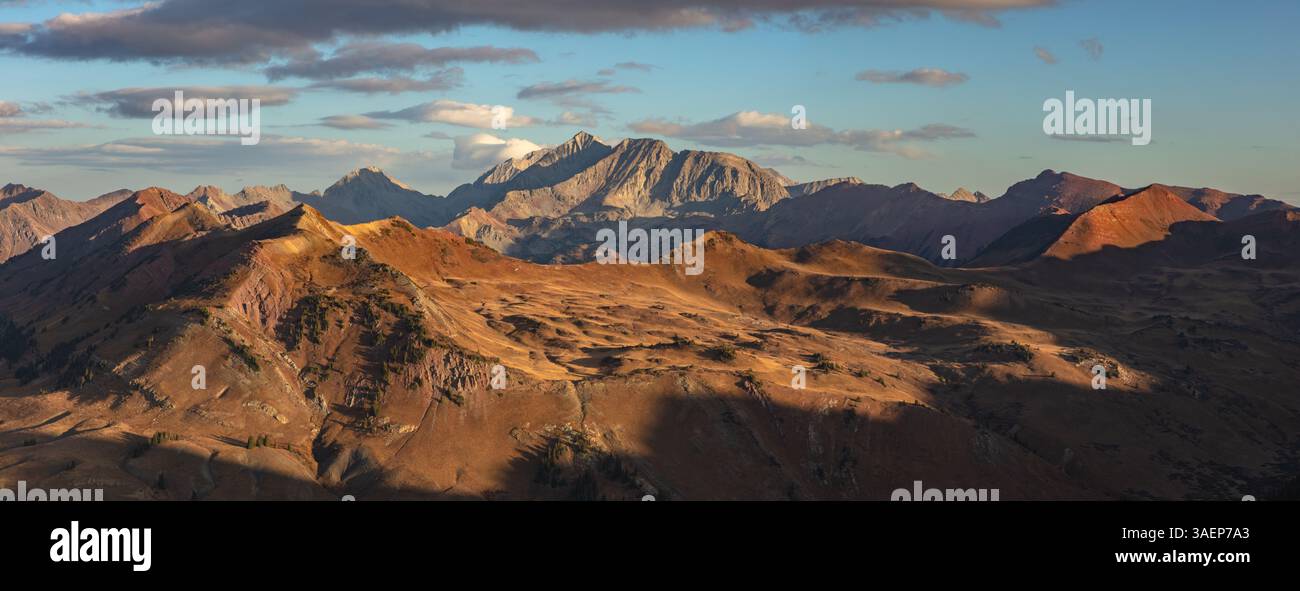 Dominando lo skyline da L/R Siberia Peak (13,425'), Capitol Peak (14,138'), Snowmass Mountain (14,105') e Haggerman Peak (13,848'). Foto Stock