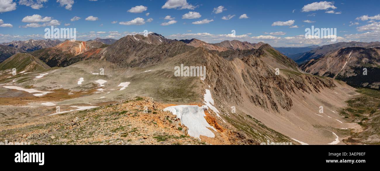 Da un 13,305', un 13,239', Sayers benchmark (13,746'), e la quinta montagna più alta del Colorado, la Plata Peak (14,344'). Scenario di montagna Foto Stock