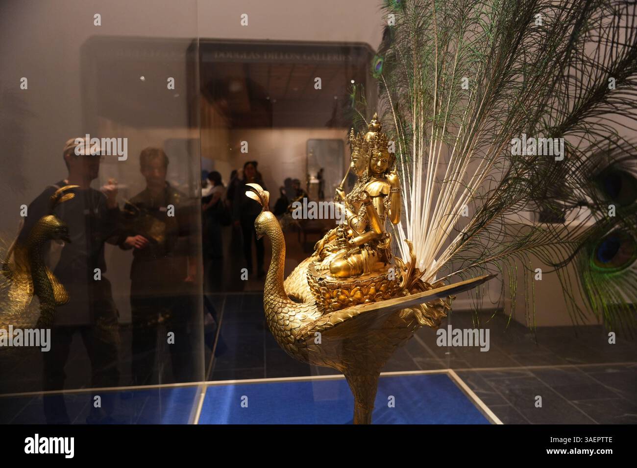 New York, USA. 5 aprile 2025. La gente visita una collezione completa di bronzi cinesi dal XII al XIX secolo al Metropolitan Museum of Art (il Met) il 5 aprile 2025 a New York. A tema "rifusione del passato: L'arte dei Bronzi cinesi, 1100-1900", la mostra è co-organizzata dal Museo di Shanghai e dal Met, con oltre 200 collezioni create durante la Dinastia Song (960-1279) fino alla Dinastia Qing (1644-1911). Credito: Liao Pan/China News Service/Alamy Live News Foto Stock