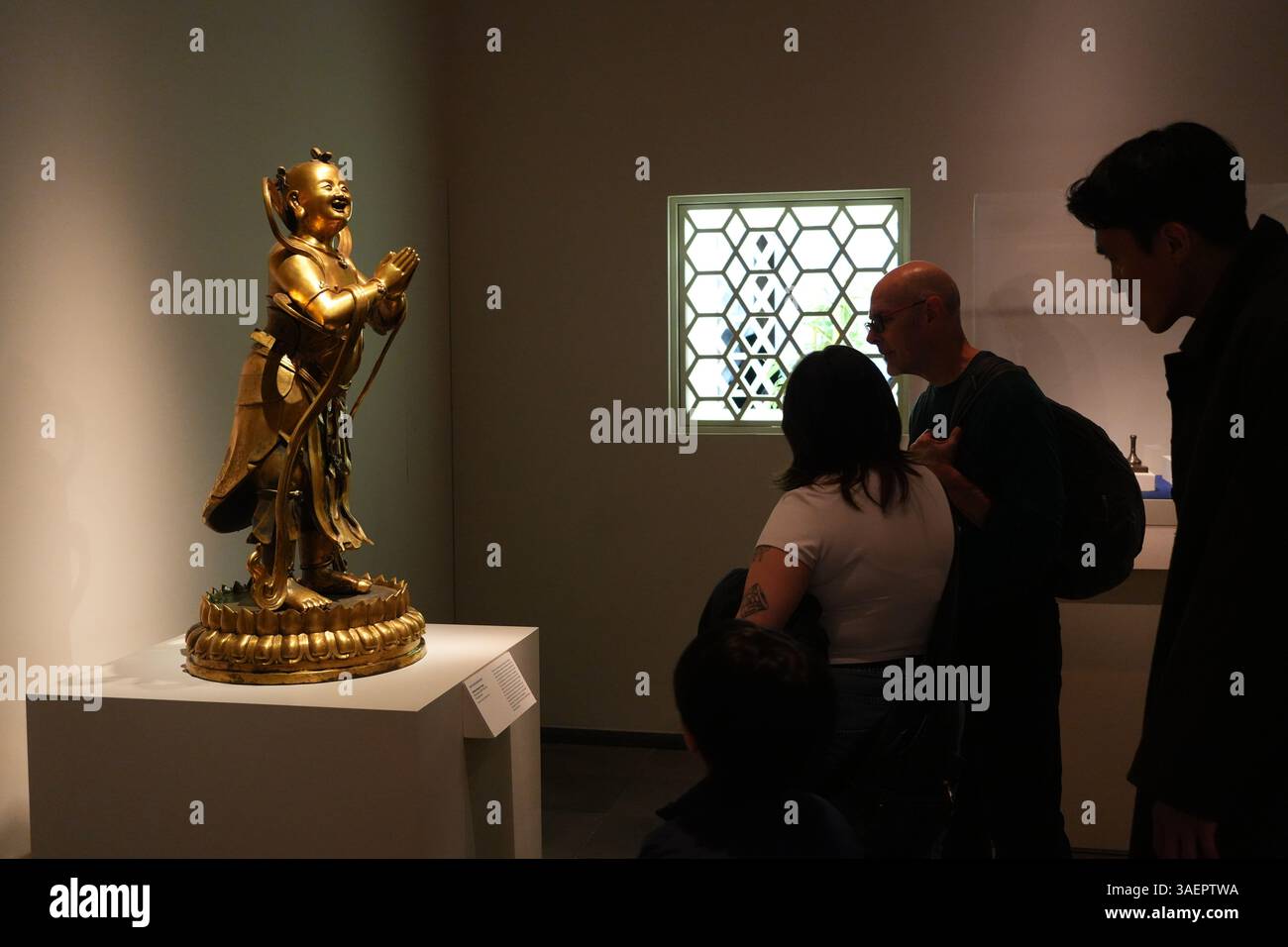 New York, USA. 5 aprile 2025. La gente visita una collezione completa di bronzi cinesi dal XII al XIX secolo al Metropolitan Museum of Art (il Met) il 5 aprile 2025 a New York. A tema "rifusione del passato: L'arte dei Bronzi cinesi, 1100-1900", la mostra è co-organizzata dal Museo di Shanghai e dal Met, con oltre 200 collezioni create durante la Dinastia Song (960-1279) fino alla Dinastia Qing (1644-1911). Credito: Liao Pan/China News Service/Alamy Live News Foto Stock