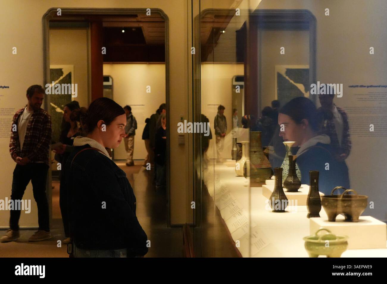 New York, USA. 5 aprile 2025. La gente visita una collezione completa di bronzi cinesi dal XII al XIX secolo al Metropolitan Museum of Art (il Met) il 5 aprile 2025 a New York. A tema "rifusione del passato: L'arte dei Bronzi cinesi, 1100-1900", la mostra è co-organizzata dal Museo di Shanghai e dal Met, con oltre 200 collezioni create durante la Dinastia Song (960-1279) fino alla Dinastia Qing (1644-1911). Credito: Liao Pan/China News Service/Alamy Live News Foto Stock