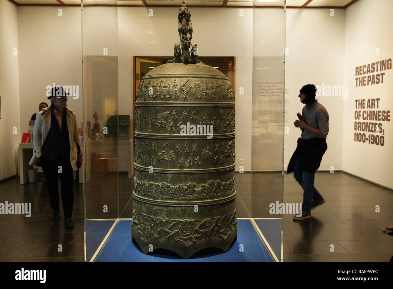 New York, USA. 5 aprile 2025. La gente visita una collezione completa di bronzi cinesi dal XII al XIX secolo al Metropolitan Museum of Art (il Met) il 5 aprile 2025 a New York. A tema "rifusione del passato: L'arte dei Bronzi cinesi, 1100-1900", la mostra è co-organizzata dal Museo di Shanghai e dal Met, con oltre 200 collezioni create durante la Dinastia Song (960-1279) fino alla Dinastia Qing (1644-1911). Credito: Liao Pan/China News Service/Alamy Live News Foto Stock
