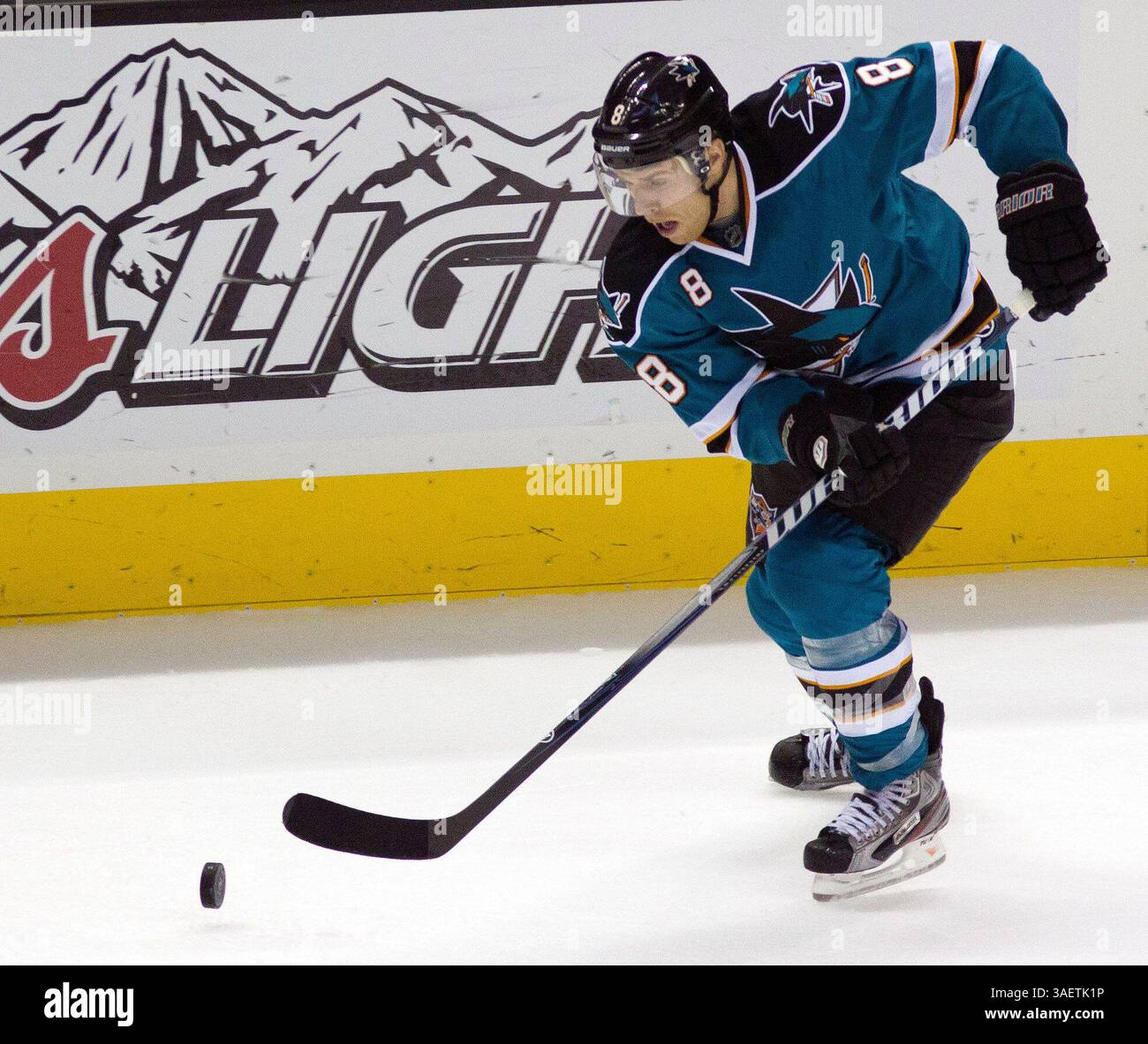 23 novembre 2011: San Jose Sharks Joe Pavelski (8) durante la partita contro i Chicago Blackhawks. Gli squali hanno battuto i Blackhawks 1-0 all'HP Pavillion di San Jose, CALIFORNIA. (Immagine di credito: © William Mancebo/Cal Sport Media/ZUMAPRESS.com) Foto Stock