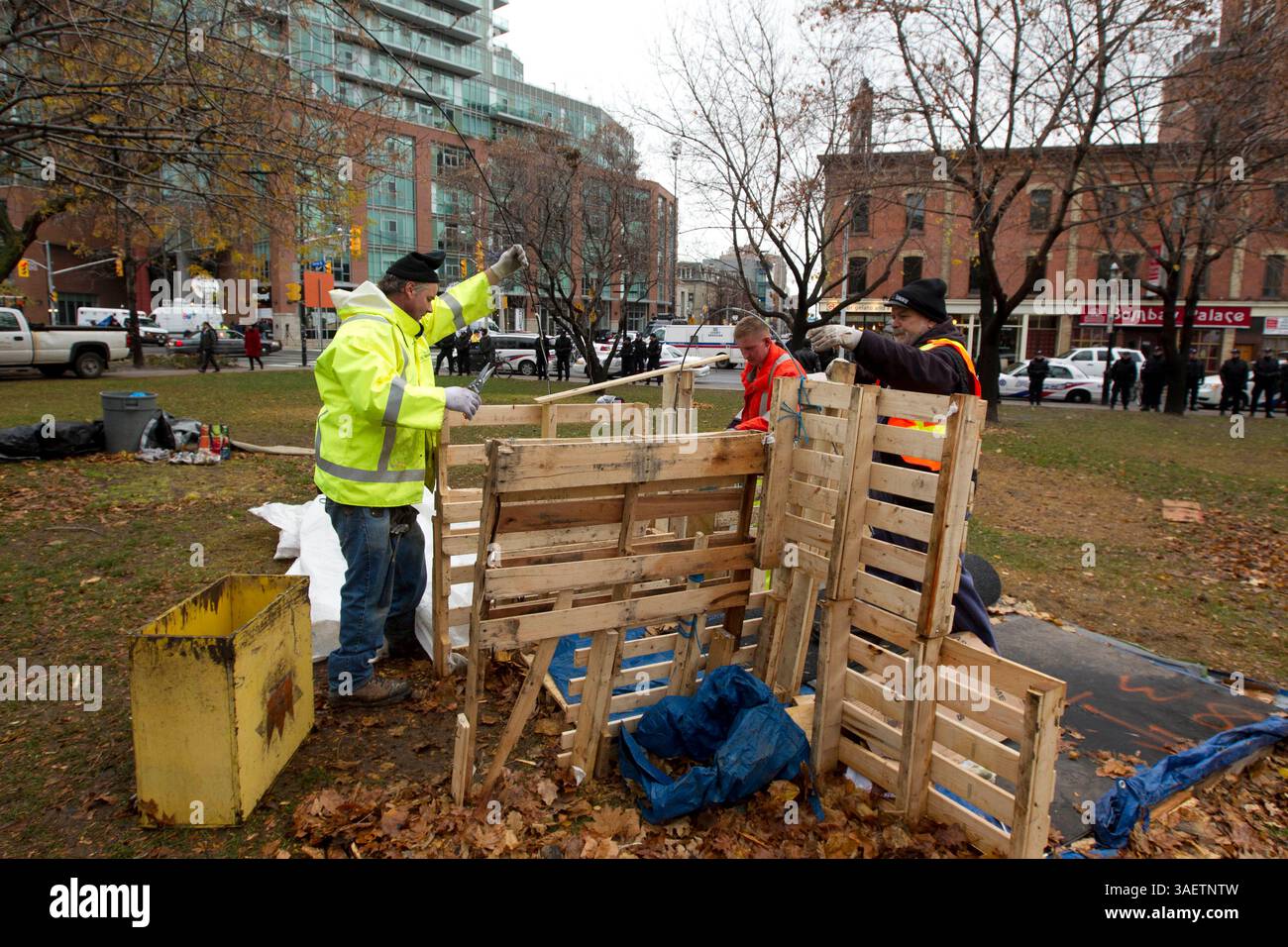 23 novembre 2011 - Toronto, Ontario, Canada - 8:30 - i dipendenti della City of Toronto Works smantellano tende e proprietà come unità tattiche si stanno mobilitando nel parco. (Immagine di credito: © Chris Drost/ZUMAPRESS.com) Foto Stock