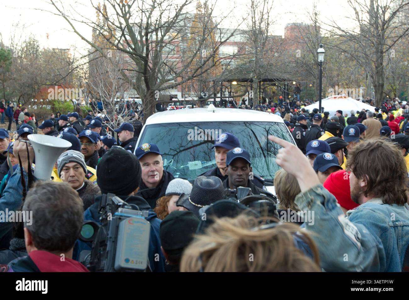 23 novembre 2011 - Toronto, Ontario, Canada - 16:00 - la polizia di Toronto circonda un veicolo di servizio del tribunale, mentre i manifestanti di Occupy Toronto impediscono che lasci il parco. (Immagine di credito: © Chris Drost/ZUMAPRESS.com) Foto Stock