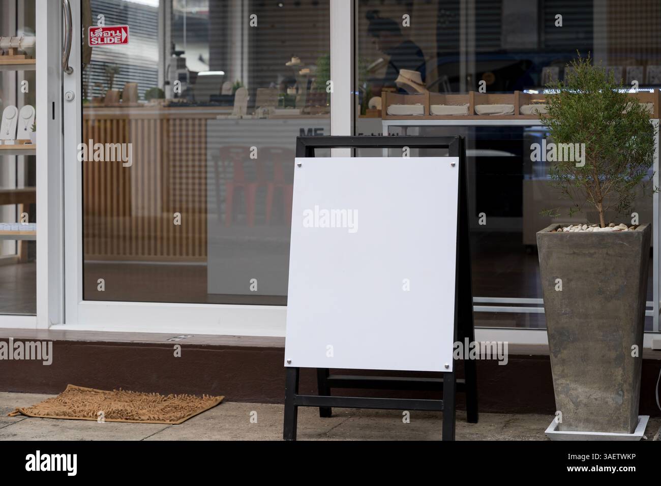 Cartello per pannelli sandwich bianco bianco marciapiede stucco parete bianca poster naturale superficie pulita tabellone per affissioni estetica minimalista luce solare ombra cemento nero Foto Stock