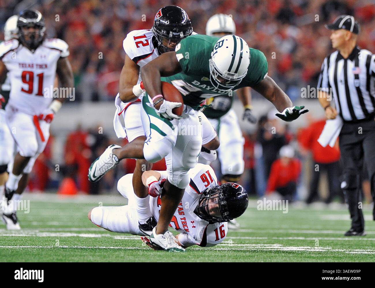 26 novembre 2011: . Il running back dei Baylor Bears Terrance Ganaway (24) porta la palla durante la partita tra i Texas Tech Red Raiders e i Baylor Bears al Cowboy Stadium di Arlington Texas..Baylor vince 66-42..Manny Flores/CSM(Credit Image: Â© Manny Flores/Cal Sport Media/ZUMAPRESS.com) Foto Stock