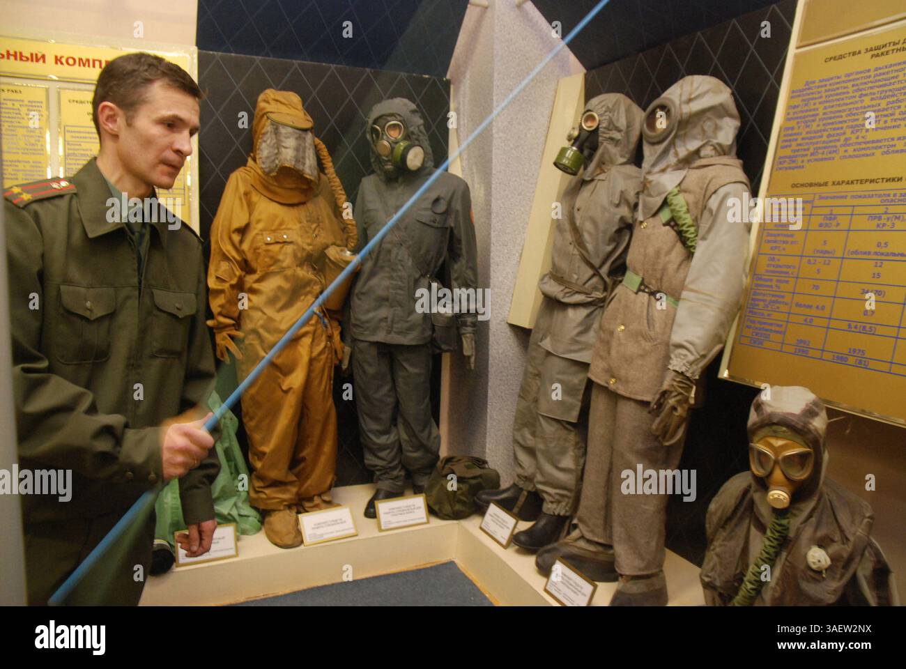 9 novembre 2011 - Shikhany, Saratov, Russia - Esercito Russo. Museo dell'equipaggiamento militare a Volsk-18 insediamento (guarnigione di Shikhany) della regione di Saratov della Russia. Nella foto: Uniforme militare speciale per la protezione della guerra chimica e biologica (immagine di credito: © PhotoXpress/ZUMAPRESS.com) Foto Stock