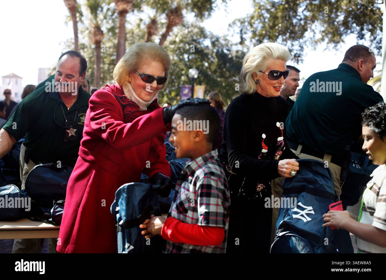 30 novembre 2011 - Tampa, FL - TP 347014 FLYN Concert 3 (11/29/2011) Joan Steinbrenner pats Donte Mobley, 10 anni, in testa dopo avergli dato una borsa New York Yankee dopo il 23° Concerto annuale per bambini presentato dalla Steinbrenner Family Foundation e dai New York Yankees allo Straz Center for the Performing Arts, Carol Morsani Hall il 29 novembre 2011. La Florida Orchestra suonò per i bambini delle scuole che erano ospitati da John e Mary K. Wilson. La presentazione delle vacanze, comprendeva le apparizioni speciali dell'ex Yankee Tino Martinez, ballerini del Ballet Theatre International, e. Foto Stock