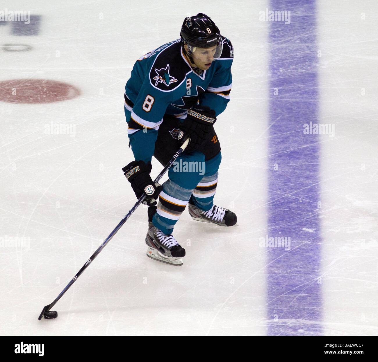 8 dicembre 2011: San Jose Sharks Joe Pavelski (8) durante la partita contro i Dallas Stars. Gli squali battono le stelle 5-2 all'HP Pavillion di San Jose, CALIFORNIA. (Immagine di credito: © William Mancebo/Cal Sport Media/ZUMAPRESS.com) Foto Stock