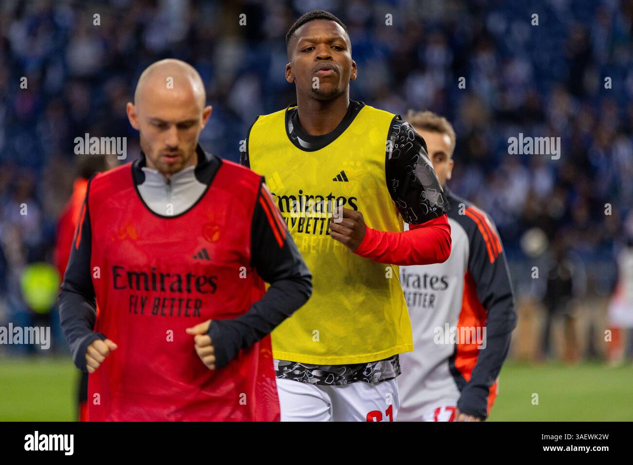 Porto, Portogallo. 6 aprile 2025. Florentino Luís della SL Benfica si scalda prima della partita Betclic della Liga Portugal tra FC Porto e SL Benfica all'Estadio do Dragao. Punteggio finale; FC Porto 1:4 SL Benfica (foto di Diogo Baptista/SOPA Images/Sipa USA) credito: SIPA USA/Alamy Live News Foto Stock