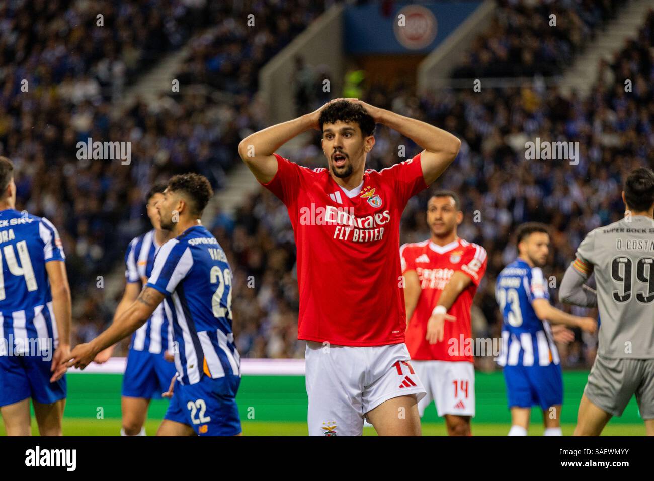 Porto, Portogallo. 6 aprile 2025. Tomas Araujo della SL Benfica reagisce durante la partita Betclic della Liga Portugal tra FC Porto e SL Benfica all'Estadio do Dragao. Punteggio finale; FC Porto 1:4 SL Benfica credito: SOPA Images Limited/Alamy Live News Foto Stock