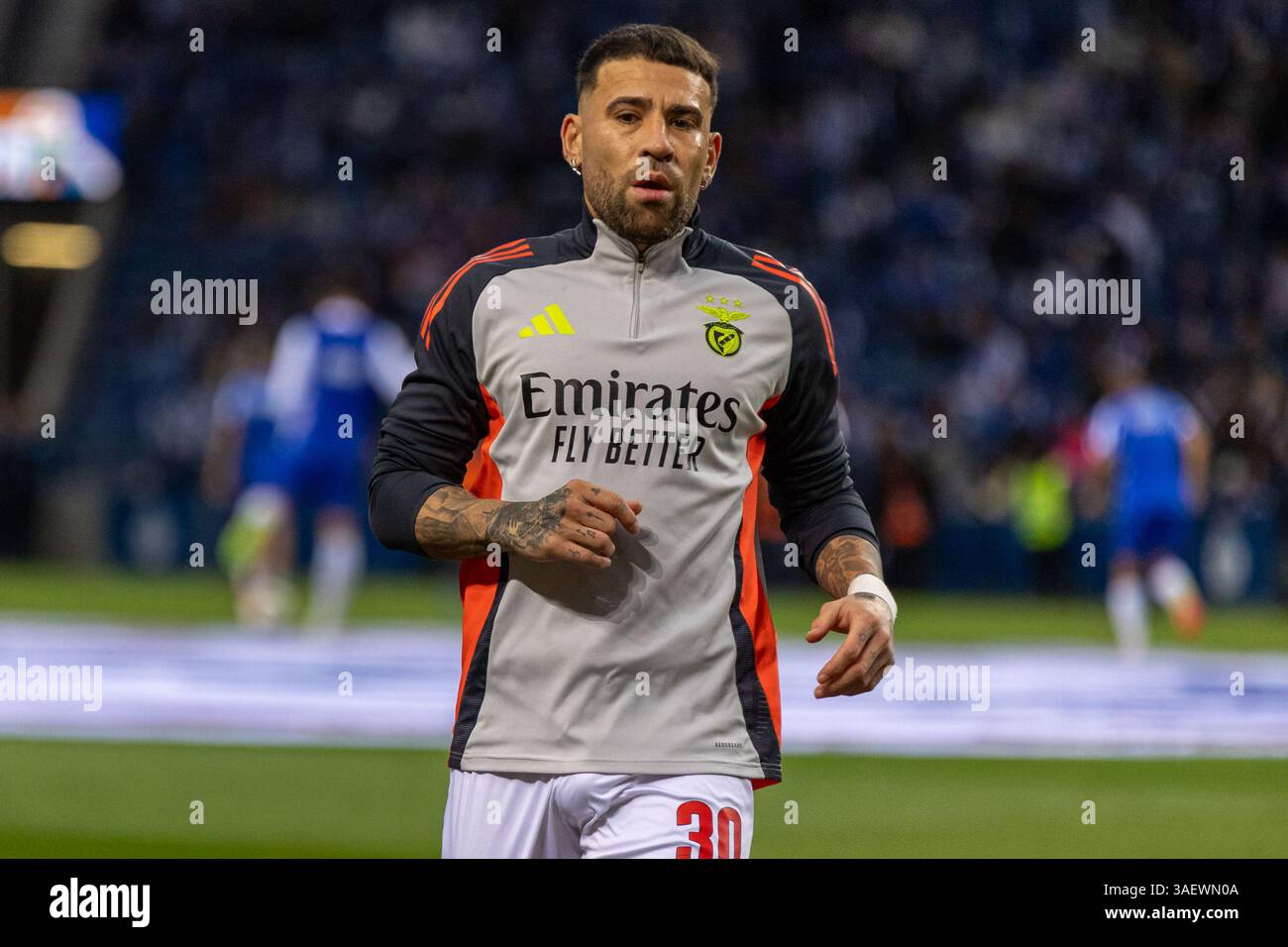 Porto, Portogallo. 6 aprile 2025. Nicolás Otamendi della SL Benfica si scalda prima della partita Betclic della Liga Portugal tra FC Porto e SL Benfica all'Estadio do Dragao. Punteggio finale; FC Porto 1:4 SL Benfica credito: SOPA Images Limited/Alamy Live News Foto Stock