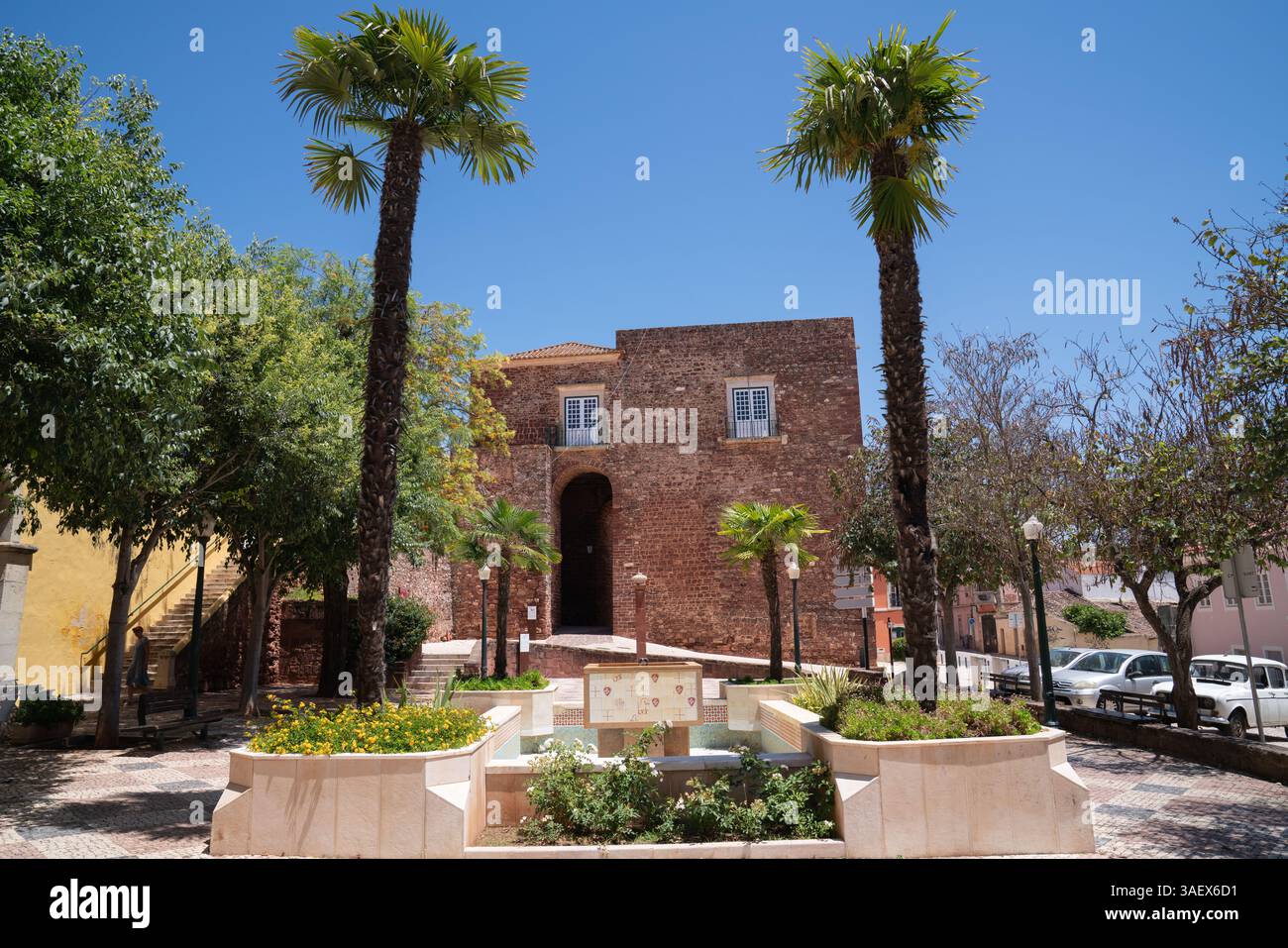 Città portoghese di Silves, architettura ed edifici storico Portogallo cielo azzurro Foto Stock