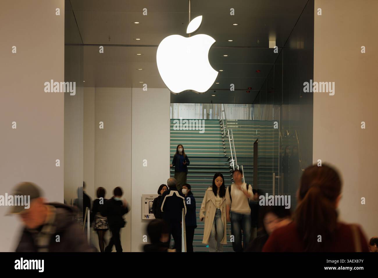 Hong Kong, Cina. 6 aprile 2025. La gente passeggia davanti all'Apple Store di Hong Kong domenica 6 aprile 2025. Photo/May James.le tariffe reciproche statunitensi hanno mandato ondate d'urto ai mercati finanziari globali. L'ampia catena di approvvigionamento di Apple in Cina sta affrontando notevoli interruzioni, poiché i prezzi delle azioni dei principali partner di produzione a contratto Goertek, Luxshare, Lens Technology continuano a diminuire da quando la nuova tariffa imposta dal presidente degli Stati Uniti Donald Trump la scorsa settimana. (Credit Image: © May James/ZUMA Press Wire) SOLO PER USO EDITORIALE! Non per USO commerciale! Foto Stock