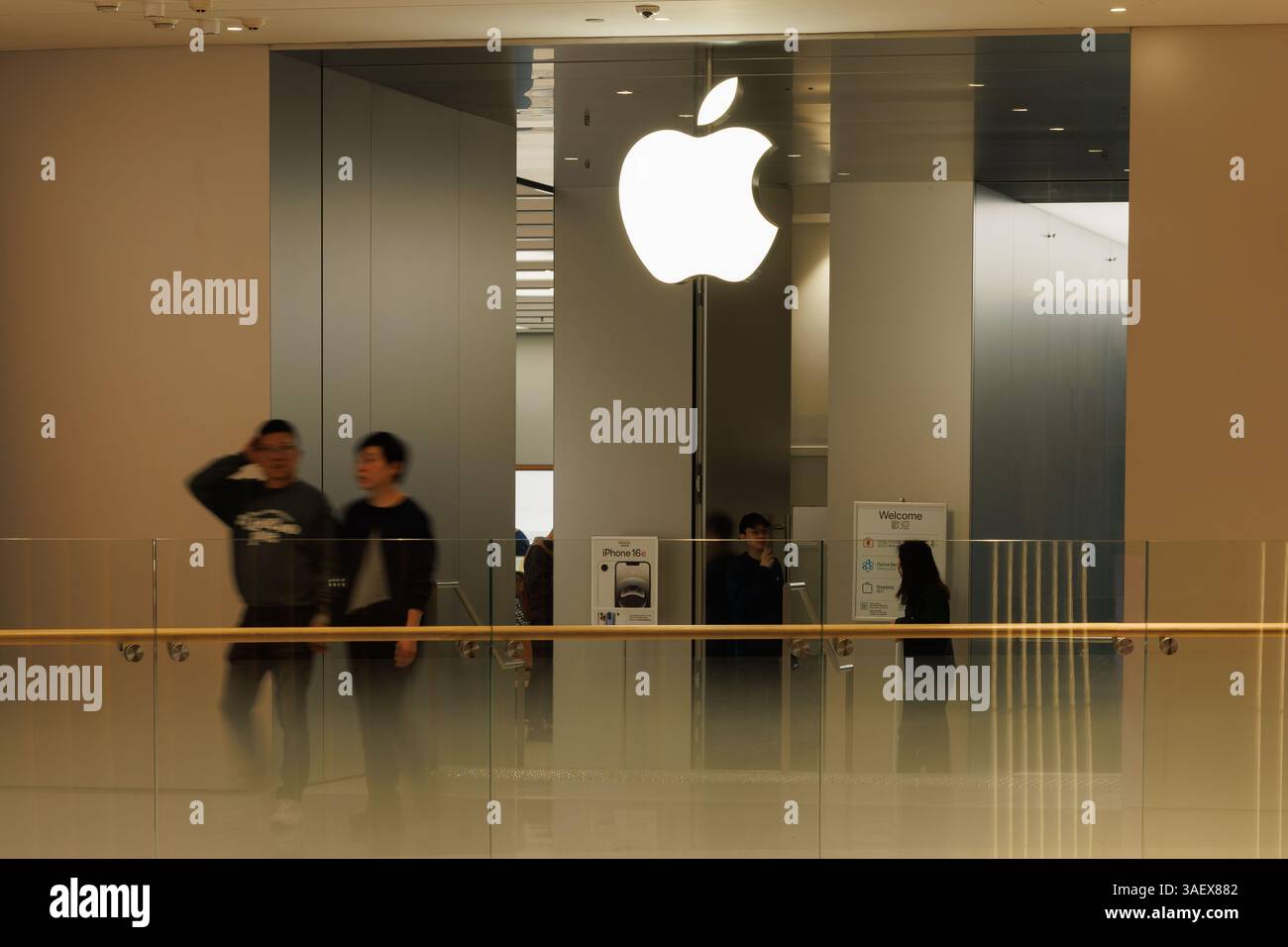 Hong Kong, Cina. 6 aprile 2025. La gente passeggia davanti all'Apple Store di Hong Kong domenica 6 aprile 2025. Photo/May James.le tariffe reciproche statunitensi hanno mandato ondate d'urto ai mercati finanziari globali. L'ampia catena di approvvigionamento di Apple in Cina sta affrontando notevoli interruzioni, poiché i prezzi delle azioni dei principali partner di produzione a contratto Goertek, Luxshare, Lens Technology continuano a diminuire da quando la nuova tariffa imposta dal presidente degli Stati Uniti Donald Trump la scorsa settimana. (Credit Image: © May James/ZUMA Press Wire) SOLO PER USO EDITORIALE! Non per USO commerciale! Foto Stock