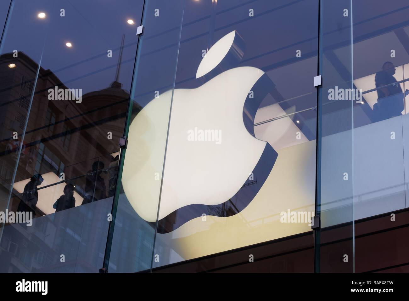 Hong Kong, Cina. 6 aprile 2025. Il logo Apple è appeso all'Apple store di Hong Kong domenica 6 aprile 2025. Photo/May James.le tariffe reciproche statunitensi hanno mandato ondate d'urto ai mercati finanziari globali. L'ampia catena di approvvigionamento di Apple in Cina sta affrontando notevoli interruzioni, poiché i prezzi delle azioni dei principali partner di produzione a contratto Goertek, Luxshare, Lens Technology continuano a diminuire da quando la nuova tariffa imposta dal presidente degli Stati Uniti Donald Trump la scorsa settimana. (Credit Image: © May James/ZUMA Press Wire) SOLO PER USO EDITORIALE! Non per USO commerciale! Foto Stock