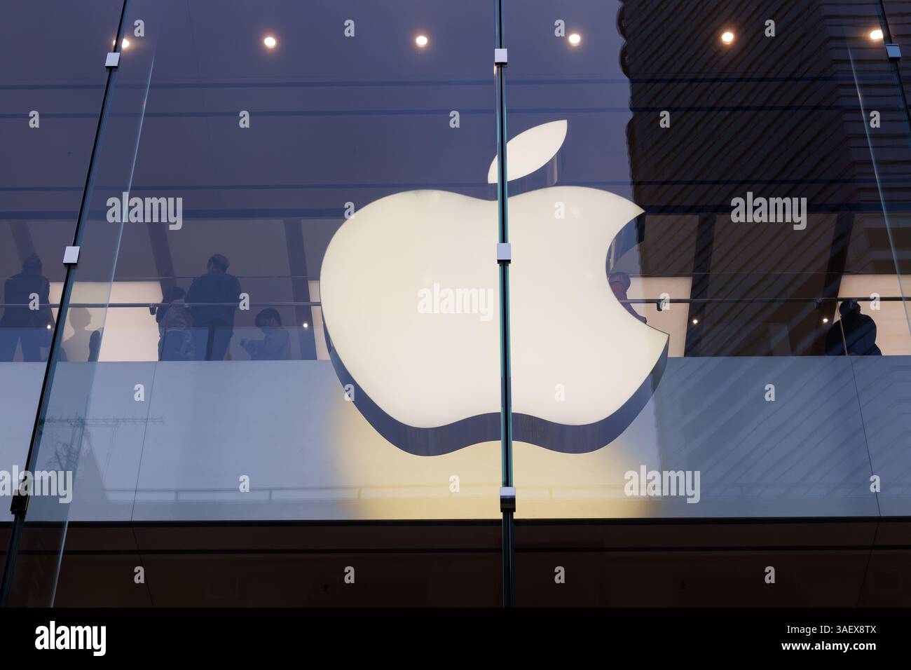 Hong Kong, Cina. 6 aprile 2025. Il logo Apple è appeso all'Apple store di Hong Kong domenica 6 aprile 2025. Photo/May James.le tariffe reciproche statunitensi hanno mandato ondate d'urto ai mercati finanziari globali. L'ampia catena di approvvigionamento di Apple in Cina sta affrontando notevoli interruzioni, poiché i prezzi delle azioni dei principali partner di produzione a contratto Goertek, Luxshare, Lens Technology continuano a diminuire da quando la nuova tariffa imposta dal presidente degli Stati Uniti Donald Trump la scorsa settimana. (Credit Image: © May James/ZUMA Press Wire) SOLO PER USO EDITORIALE! Non per USO commerciale! Foto Stock