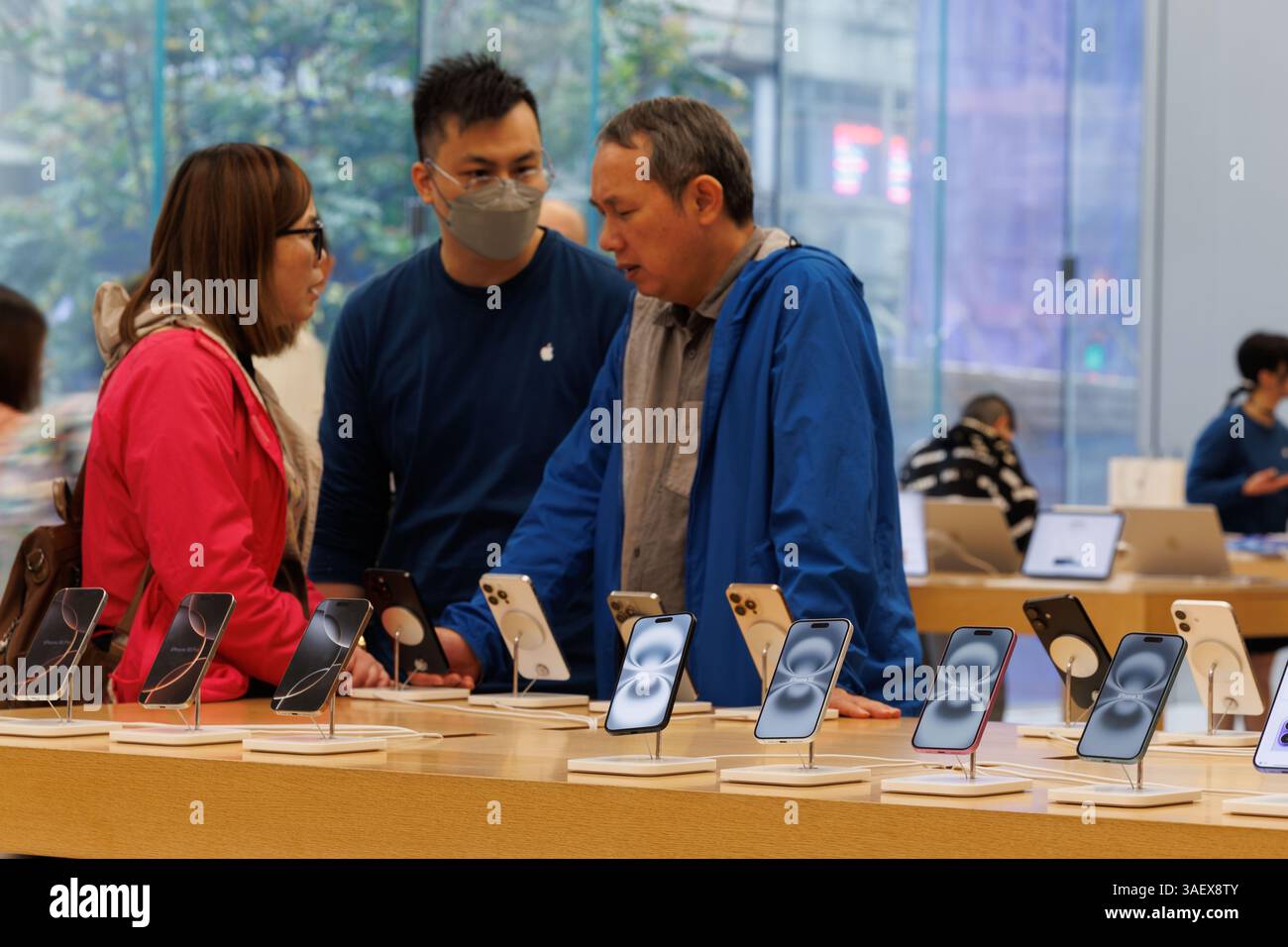 Hong Kong, Cina. 6 aprile 2025. Persone all'interno dell'Apple Store di Hong Kong domenica 6 aprile 2025. Photo/May James.le tariffe reciproche statunitensi hanno mandato ondate d'urto ai mercati finanziari globali. L'ampia catena di approvvigionamento di Apple in Cina sta affrontando notevoli interruzioni, poiché i prezzi delle azioni dei principali partner di produzione a contratto Goertek, Luxshare, Lens Technology continuano a diminuire da quando la nuova tariffa imposta dal presidente degli Stati Uniti Donald Trump la scorsa settimana. (Credit Image: © May James/ZUMA Press Wire) SOLO PER USO EDITORIALE! Non per USO commerciale! Foto Stock