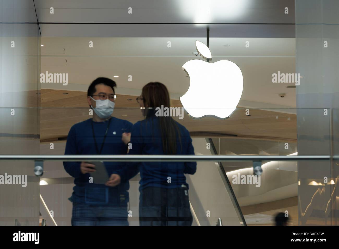 Hong Kong, Cina. 6 aprile 2025. Il personale parla all'Apple Store di Hong Kong domenica 6 aprile 2025. Photo/May James.le tariffe reciproche statunitensi hanno mandato ondate d'urto ai mercati finanziari globali. L'ampia catena di approvvigionamento di Apple in Cina sta affrontando notevoli interruzioni, poiché i prezzi delle azioni dei principali partner di produzione a contratto Goertek, Luxshare, Lens Technology continuano a diminuire da quando la nuova tariffa imposta dal presidente degli Stati Uniti Donald Trump la scorsa settimana. (Credit Image: © May James/ZUMA Press Wire) SOLO PER USO EDITORIALE! Non per USO commerciale! Foto Stock